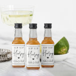 Sip Sip Hooray Bachelorette Party Favor Spritflaskor Etikett<br><div class="desc">Få party att börja med de här söta flaska-etiketterna. Utformningen har "sip sip hooray" tillsammans med ett hjärta och din händelse namn i mjuka svarta bokstäver på vit bakgrund. Perfekt för möhippor,  flickor helg och mycket annat.</div>