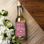 Sip Sip Hooray Bachelorette Party Favor Vinetikett<br><div class="desc">Få party att börja med de här söta flaska-etiketterna. Utformningen har "sip sip hooray" tillsammans med ett hjärta och din händelse namn i vit skrift på en rosa mauve bakgrund. Perfekt för möhippor,  flickor helg och mycket annat.</div>