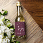 Sip Sip Hooray Bachelorette Party Favor Vinetikett<br><div class="desc">Få party att börja med de här söta flaska-etiketterna. Utformningen har "sip sip hooray" tillsammans med ett hjärta och din händelse namn i vit skrift på en burgundisk bakgrund i vin. Perfekt för möhippor,  flickor helg och mycket annat.</div>