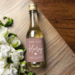 Sip Sip Hooray Bachelorette Party Favor Vinetikett<br><div class="desc">Få party att börja med de här söta flaska-etiketterna. Konstruktionen har "sip sip hooray" tillsammans med ett hjärta och din händelse namn i vit skrift på en terracotta-bakgrund med jordtoner. Perfekt för möhippor,  flickor helg och mycket annat.</div>