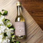 Sip Sip Hooray Bachelorette Party Favor Vinetikett<br><div class="desc">Få party att börja med de här söta flaska-etiketterna. Utformningen har "sip sip hooray" tillsammans med ett hjärta och din händelse namn i vit skrift på en neutralt dammig rosa ro bakgrund. Perfekt för möhippor,  flickor helg och mycket annat.</div>