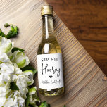 Sip Sip Hooray Bachelorette Party Favor Vinetikett<br><div class="desc">Få party att börja med de här söta flaska-etiketterna. Utformningen har "sip sip hooray" tillsammans med ett hjärta och din händelse namn i mjuka svarta bokstäver på vit bakgrund. Perfekt för möhippor,  flickor helg och mycket annat.</div>
