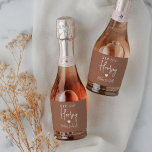 Sip Sip Hooray Bachelorette Party-förmån Sparkling<br><div class="desc">Få party att börja med de här vackra vin-etiketterna. Konstruktionen har "sip sip hooray" tillsammans med ett hjärta och din händelse namn i vit skrift på en jordtonsrost bakgrund. Perfekt för möhippor,  flickor helg och mycket annat.</div>