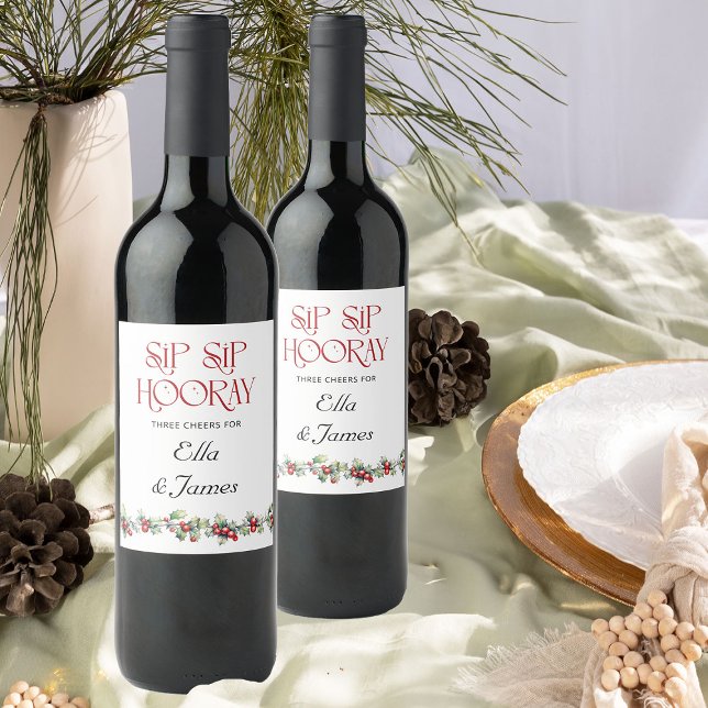 Sip Sip Hooray Holly Gren Winter Wedding Vinflaska Etikett (Wedding Wine Labels from the Holly Bells Wedding Collection by Darling and May)