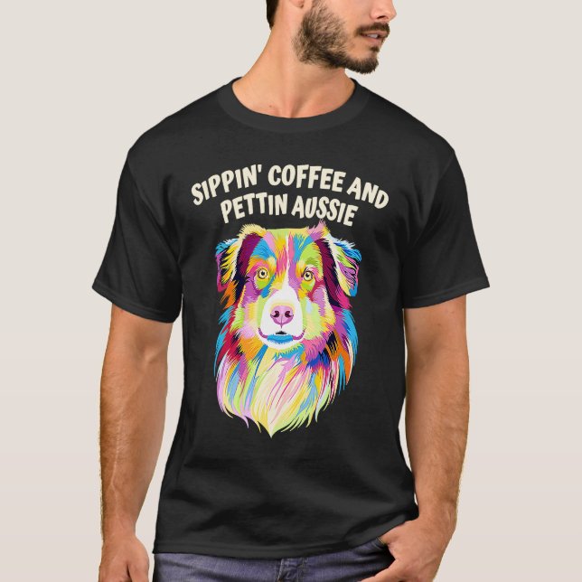Sippin Coffee and Pettin Aussie Australian Shepher T Shirt (Framsida)
