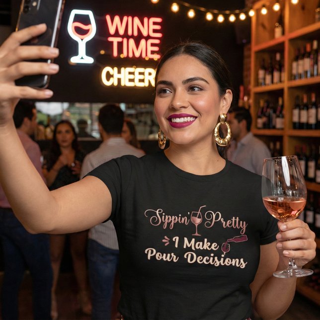 Sippin' Pretty I Make Pour Decisions Wine Pun T Shirt (Skapare uppladdad)