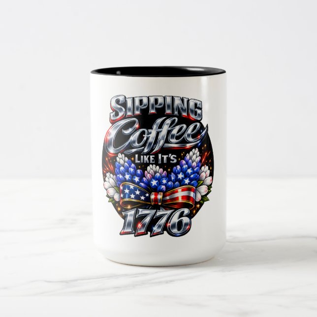 Sipping Coffee Like Its 1776 Bluebonnet  Två-Tonad Mugg (Center)