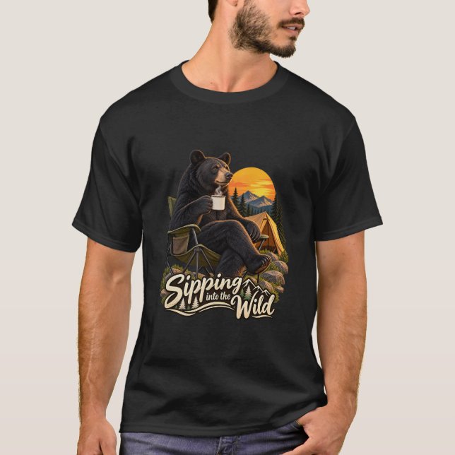 Sipping Into the Wild Bear Camping T-Shirt (Framsida)