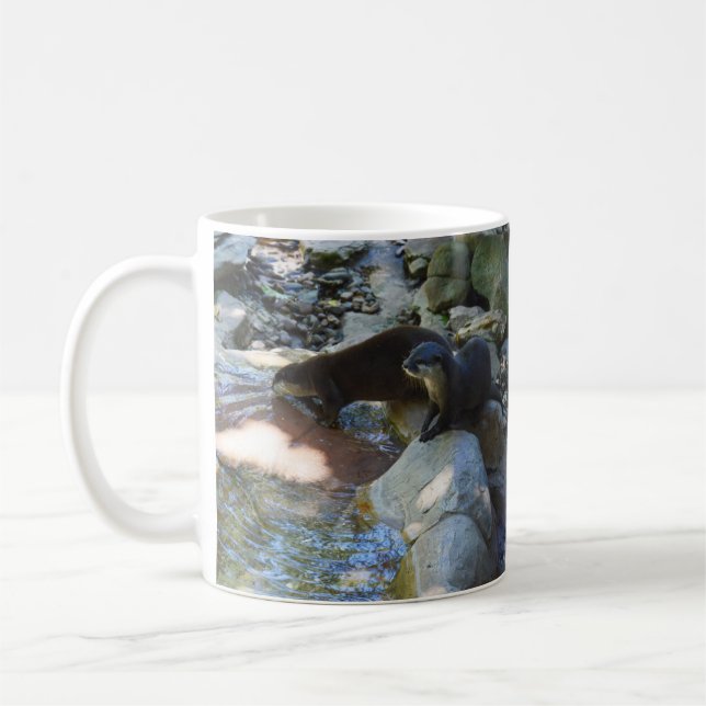 **"Sips by Stream: Otters Drinking from River Kaffemugg (Vänster)