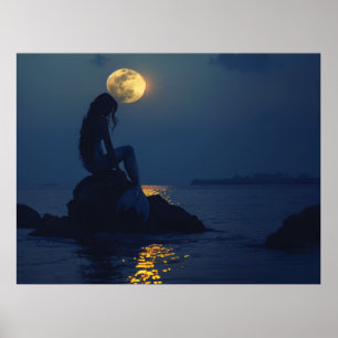 Siren sittande på en sten på natten poster