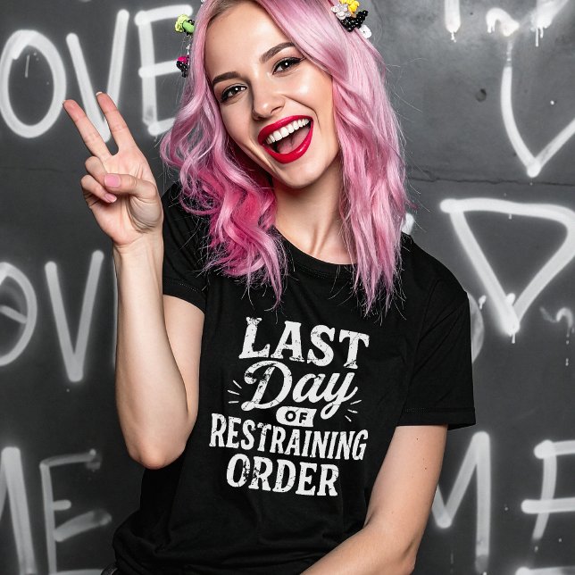 Sista dagen för besöksförbud Vit text T Shirt (Skapare uppladdad)