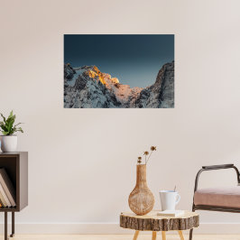 Sista ljuset före solnedgången över bergen poster