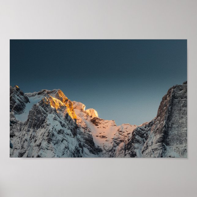 Sista ljuset före solnedgången på bergen poster (Framsidan)