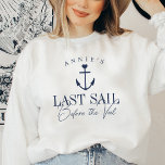 Sista segeln före Veil Nautical Bachelorette T Shirt<br><div class="desc">Håll dig mysigt på din nautiska fest eller på din bachelorette-fest med dessa söta personlig-sweatshirts. Utformningen har en marin blå frakt som är täckt av ett litet hjärta, med två linjer anpassningsbar text nedanför, som visas med "Sista segeln före slöjan". Lägg till namn-kurvorna för bruden ovanpå. Färg kan ändras för...</div>