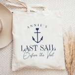 Sista segeln före Veil Nautical Bachelorette Tygkasse<br><div class="desc">Välkomna gäster till ert nautiska parti eller på att bjuda på bachelorette-festen med den söta personligen tote bags. Utformningen har en marin blå frakt som är täckt av ett litet hjärta, med två linjer anpassningsbar text nedanför, som visas med "Sista segeln före slöjan". Lägg till namn-kurvorna för bruden ovanpå. Färg...</div>