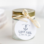 Sista seglingen innan slöjan Nautisk möhippa Gåvor Etiketter<br><div class="desc">Sätt tonen för din nautiska eller båtlivsinspirerade möhippa med dessa söta personliga runda presentetiketter. Designen har en illustration av ett örlogsfartyg i marinblått med ett litet hjärta högst upp och två rader med anpassad text undertill; visas med "Sista seglingen innan slöjan". Lägg till brudens namn i en kurva längst upp....</div>