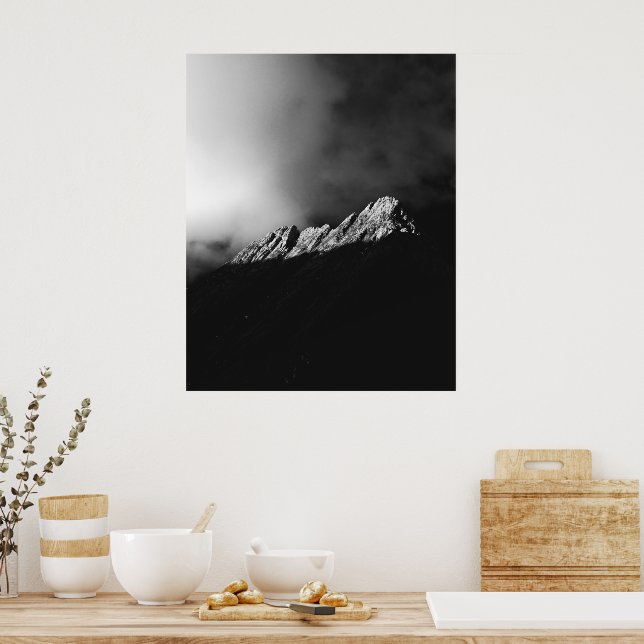 Sista solstrålar på berget i svart och vitt poster (Kök)