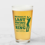 Sista svängen innan ringen Bachelor Shotglas Glaskopp<br><div class="desc">Lägg till dessa matchande Last Swing Before the Ring Bachelor-festliga ölbägare till din golfhelgsfirande! Njut av att toasta din brudgum på golfbanan med en kall öl och ta hem som ett minne för att minnas din helg. Bra bröllopspresent till brudgummens vänner.</div>