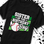 Sister av Birthday Boy Boys Baseball Birthday T Shirt<br><div class="desc">Den här basebollplanen är perfekt för födelsedagsfesten till födelsedagspojken för en födelsedagsfest med baseboll tema. Underbar födelsedagsfest att kärlek spelar baseboll,  tittar på baseboll eller vill bli framtida basebollstjärnspelare! En baseboll på en baseball fält-grafik för en pojkes baseball-födelsedagsfest.</div>