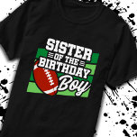 Sister av Birthday Boy Boys-fotbollsdagen T Shirt<br><div class="desc">Den här utformningen av fotbollens födelsedagsfest är perfekt för födelsedagspojkens syster till en födelsedagsfest med fotbollstermer. Tanken på Underbar födelsedagsfest att kärlek ska spela fotboll,  titta på fotboll eller bli framtida fotbollsstjärnspelare! En fotboll på en fotbolls-fält-grafik för en pojkes födelsedagsfest i fotboll.</div>