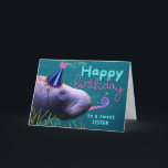 Sister Birthday Cute Manatee vid Party Kort<br><div class="desc">En systers hälsningskort på födelsedagen visar huvudet och nosen på en manat som bär en födelsedagsfest hatt och blåser en bullerproducent i party. Anpassa den undre texten på omslaget som du vill. Art,  bild och versell copyright © Shoaff Ballanger Studios,  2024.</div>