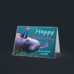 Sister Birthday Cute Manatee vid Party Kort<br><div class="desc">En systers hälsningskort på födelsedagen visar huvudet och nosen på en manat som bär en födelsedagsfest hatt och blåser en bullerproducent i party. Anpassa den undre texten på omslaget som du vill. Art,  bild och versell copyright © Shoaff Ballanger Studios,  2024.</div>