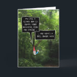 Sister Birthday, Humous Gnome i Forest Kort<br><div class="desc">Det här roliga födelsedagskortet för din syster har en tecknad som illustrerar en gnom med ett vitt,  bushyskskägg och en vit,  rödhatt,  bakom en buske i ett foto av en skog - som säger komplimanger i ett par tal bubblor med roligt,  hand plockade typsnitt.</div>