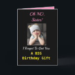 Sister Birthday Lunt cute Girl Greeting Card Kort<br><div class="desc">"Åh nej!" Din syster kommer att le på det här roliga födelsedagskortet. En grumpig tjej är ledsen hon glömde en stor gåva,  men kan ge en stor kram! Den svarta,  gult och rosa designen är modern och roligt,  ett perfekt sätt att skicka önskemål till din syster.</div>