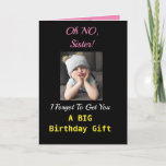 Sister Birthday Lunt cute Girl Greeting Card Kort<br><div class="desc">"Åh nej!" Din syster kommer att le på det här roliga födelsedagskortet. En grumpig tjej är ledsen hon glömde en stor gåva,  men kan ge en stor kram! Den svarta,  gult och rosa designen är modern och roligt,  ett perfekt sätt att skicka önskemål till din syster.</div>