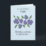 Sister Birthday med Violet Flowers och Löv Kort<br><div class="desc">Hämta kortet idag om du har en syster som snart ska fira hennes födelsedag. På förgrunden till det ljusblå kortet finns vackra violetta blommor som hon definitivt kommer att kärlek.</div>