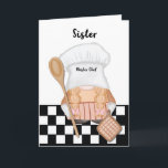 Sister Birthday Whimsical Gnome Chef Cooking Kort<br><div class="desc">Den kontrollerade bakgrunden tillför en gnutta nostalgi och värme, som påminner om mysiga kök och familjemöten. Dekhållaren och träspennan framhäver kulinariskt tema och ger uttryck för en känsla av festlighet och utsökt glädje. Med detta kort får du inte bara födelsedagspresent önskemål till din syster utan även en lekfull och spännande...</div>