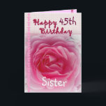 SISTER - Lycklig 45:e födelsedagen - Rosa ros Kort<br><div class="desc">Det här kortet med rosa ros och gingham-trimen är ett sött sätt att önska er syster grattis på födelsedagen! Du kan lägga till hennes namn (lägg bara till det en gång, det visas tre gånger på kortet - på framsidan, insidan och baksidan) och lägga till hennes ålder för att göra...</div>