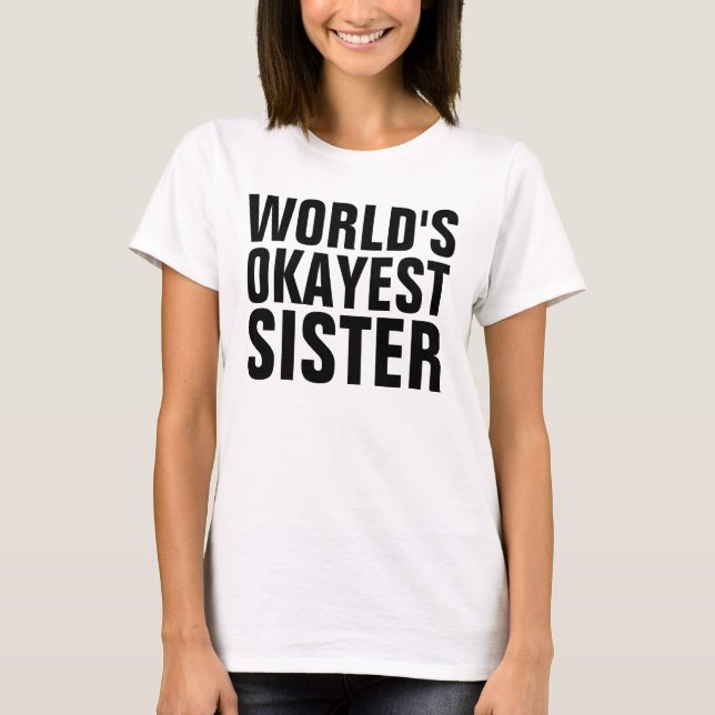 SISTER "WORLD'S OKAYEST SISTER" T-SHIRTS (Framsida)