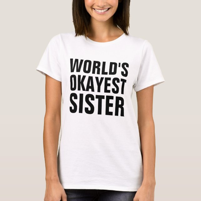 SISTER "WORLD'S OKAYEST SISTER" T-SHIRTS (Framsida)