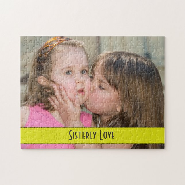 Sisterly kärlek - syster som kysser henne pussel (Horisontell)