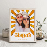 Sisters | Boho Retro Sol och Photo Poster<br><div class="desc">I det här trendiget och i det här handboken poster orange-text som säger "systrar" och en bild av stil i vintagen av strålarna i sol bakom fotot,  i nyanser av orange och gult på vit bakgrund.</div>