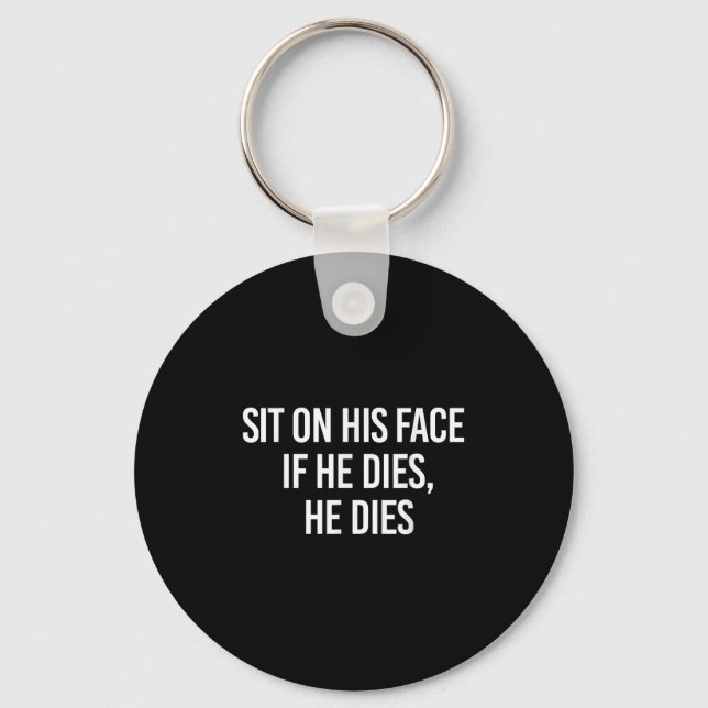 Sit On His Face If He Dies He Dies Funny Sarcasm S Nyckelring (Framsida)