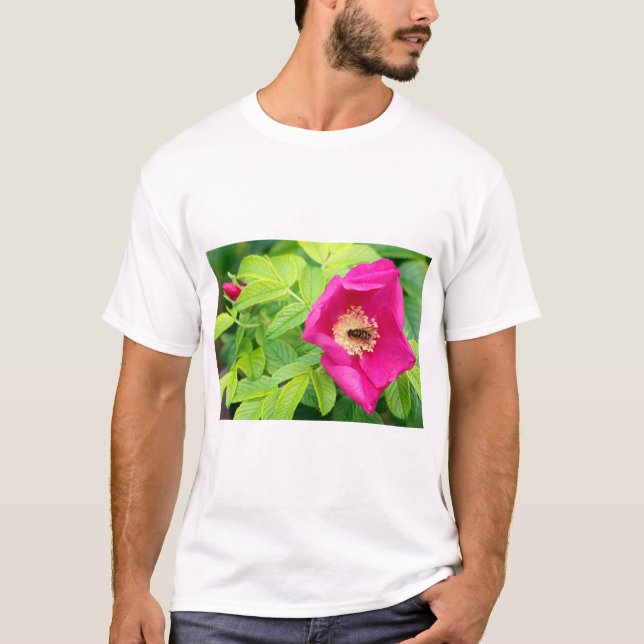 Sitka Alaska Forest Bumblebee i Ro Flower T Shirt (Framsida)