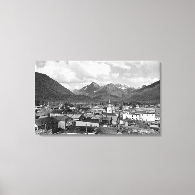 Sitka, Alaska med tre systrar i bakgrunden Canvastryck (Framsida)