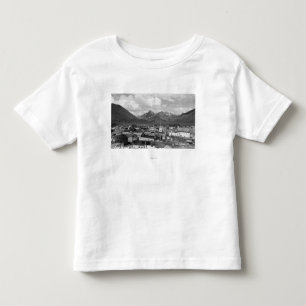 Sitka, Alaska med tre systrar i bakgrunden T Shirt