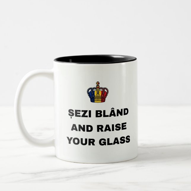 SITT LUGNT OCH HÖJ DITT GLAS Två-Tonad MUGG (Vänster)