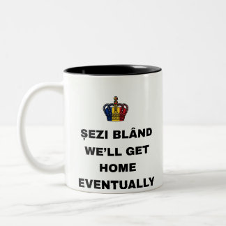 SITT LUGNT, VI KOMMER HEM TILL SLUT Two-Tone Mugg