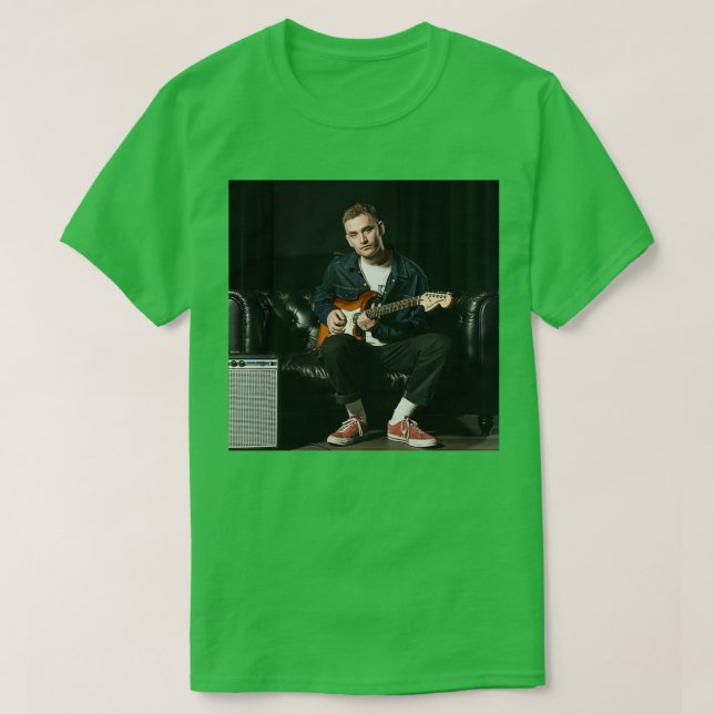 Sitt med en gitarr t shirt (Design framsida)