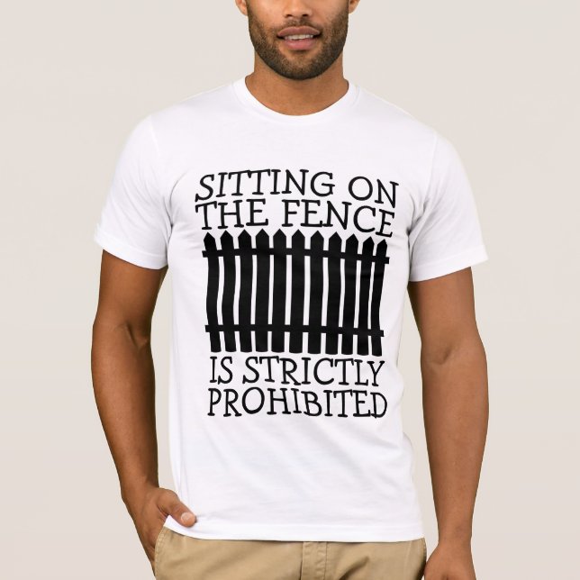 SITTA ON FENCE ÄR STRIKT FÖRBJUDET AV T-SHIRTS (Framsida)