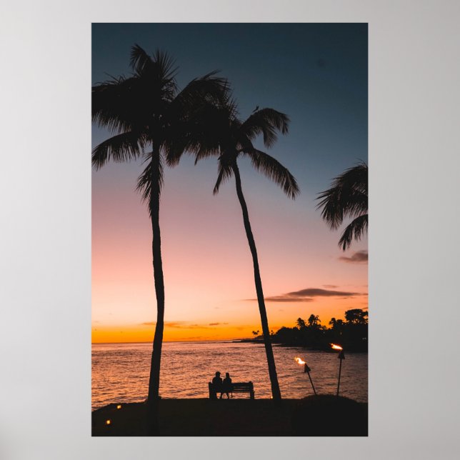 Sitta på stranden nära havet poster (Framsidan)