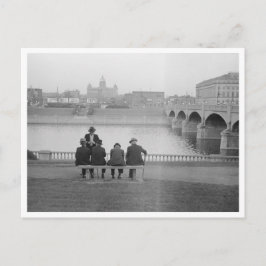 Sitta vid floden vykort