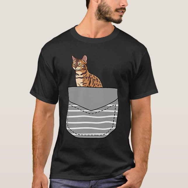 Sittande Bengalisk Katt I Ficka T Shirt (Framsida)