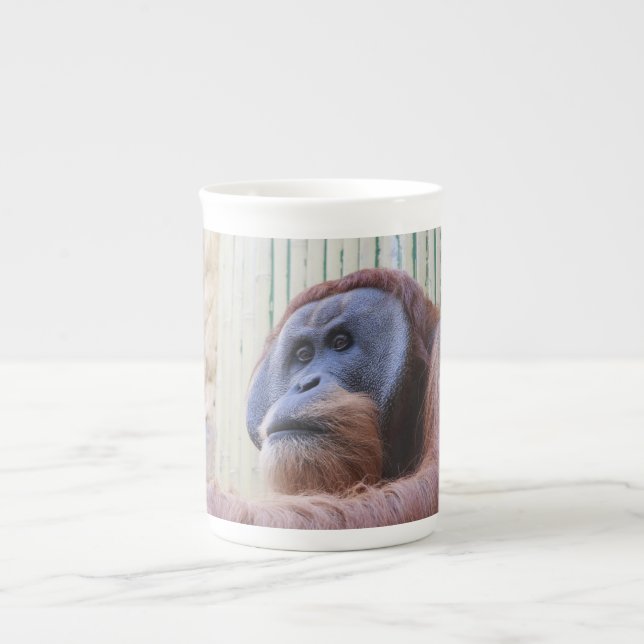 Sittande orangutang benporslin mugg (Framsidan)