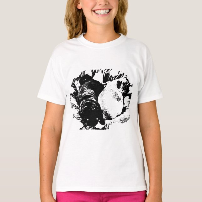 Sittande puggar sida vid sida i vila t shirt (Framsida)