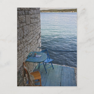Sittplatser vid havet för två på liten utomhuscafé vykort